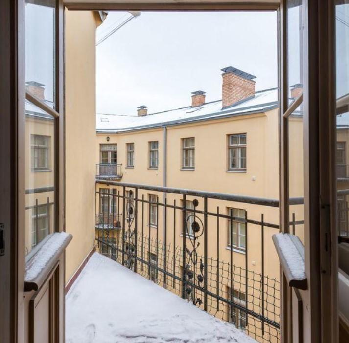 For long-term rent offered a spacious five-room apartment in the most prestigious district of Riga, on Albert Street.