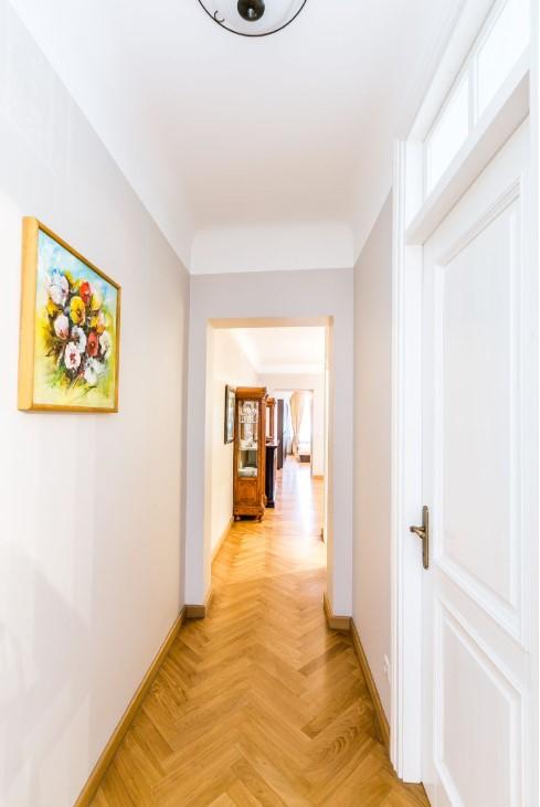 For long-term rent offered a spacious five-room apartment in the most prestigious district of Riga, on Albert Street.