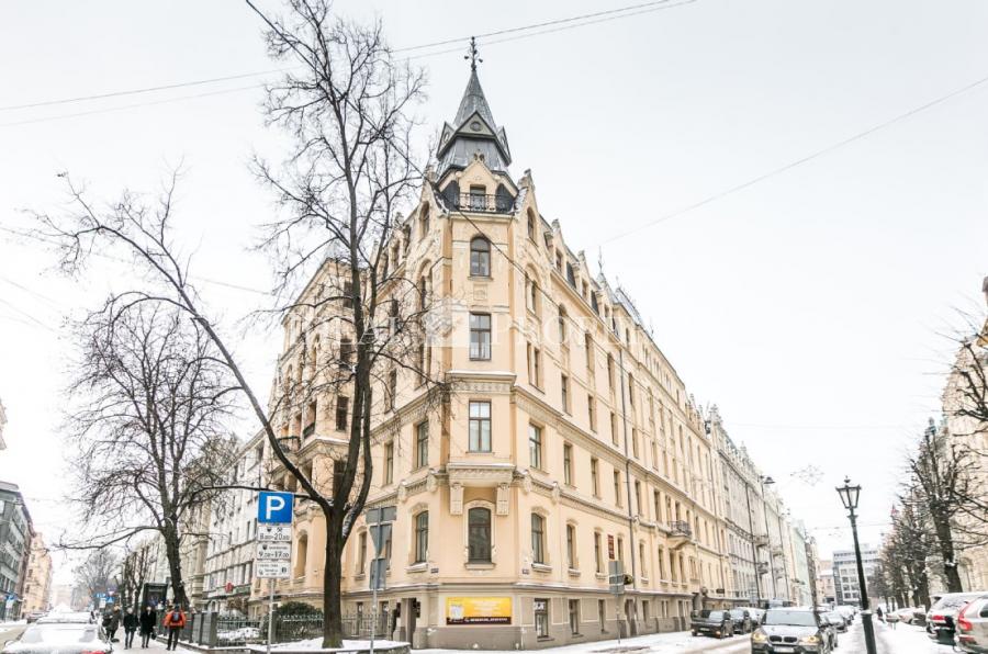 For long-term rent offered a spacious five-room apartment in the most prestigious district of Riga, on Albert Street.