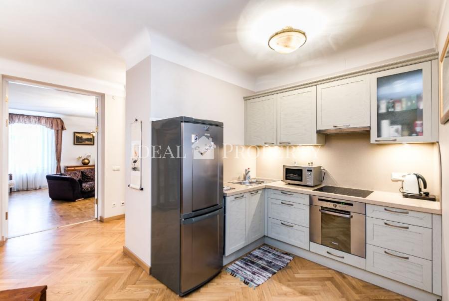 For long-term rent offered a spacious five-room apartment in the most prestigious district of Riga, on Albert Street.