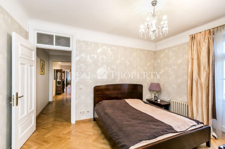 For long-term rent offered a spacious five-room apartment in the most prestigious district of Riga, on Albert Street.