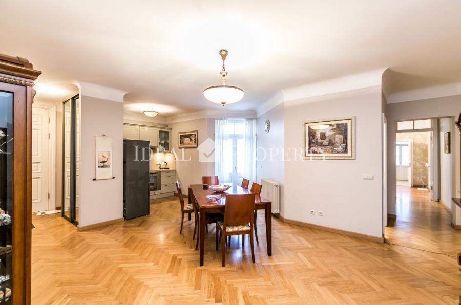 For long-term rent offered a spacious five-room apartment in the most prestigious district of Riga, on Albert Street.