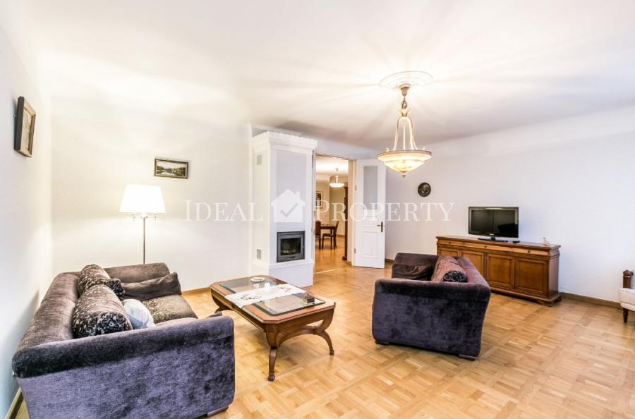 For long-term rent offered a spacious five-room apartment in the most prestigious district of Riga, on Albert Street.