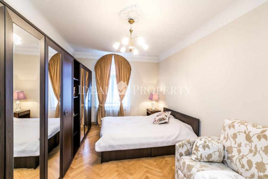 For long-term rent offered a spacious five-room apartment in the most prestigious district of Riga, on Albert Street.