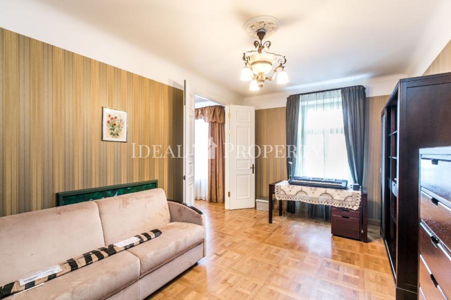 For long-term rent offered a spacious five-room apartment in the most prestigious district of Riga, on Albert Street.