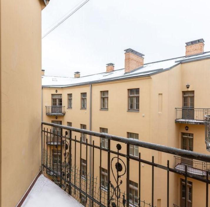 For long-term rent offered a spacious five-room apartment in the most prestigious district of Riga, on Albert Street.