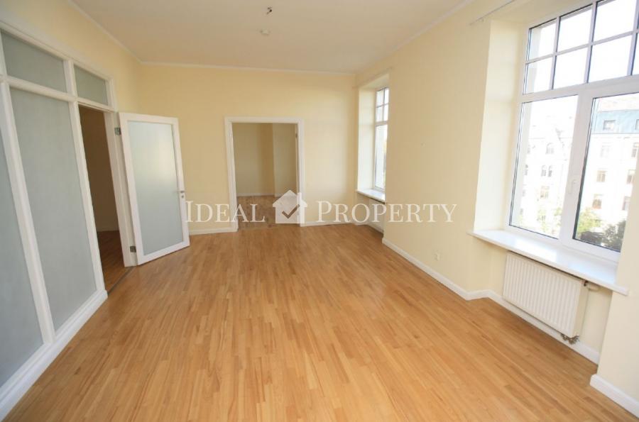 Spacious and bright six-room apartment overlooking the Embassy District's Art Nouveau buildings. 