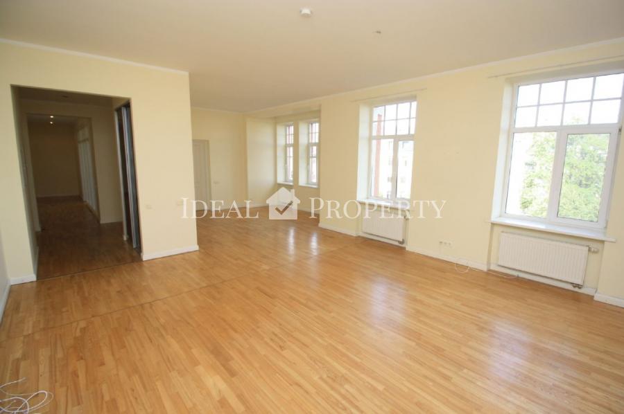 Spacious and bright six-room apartment overlooking the Embassy District's Art Nouveau buildings. 