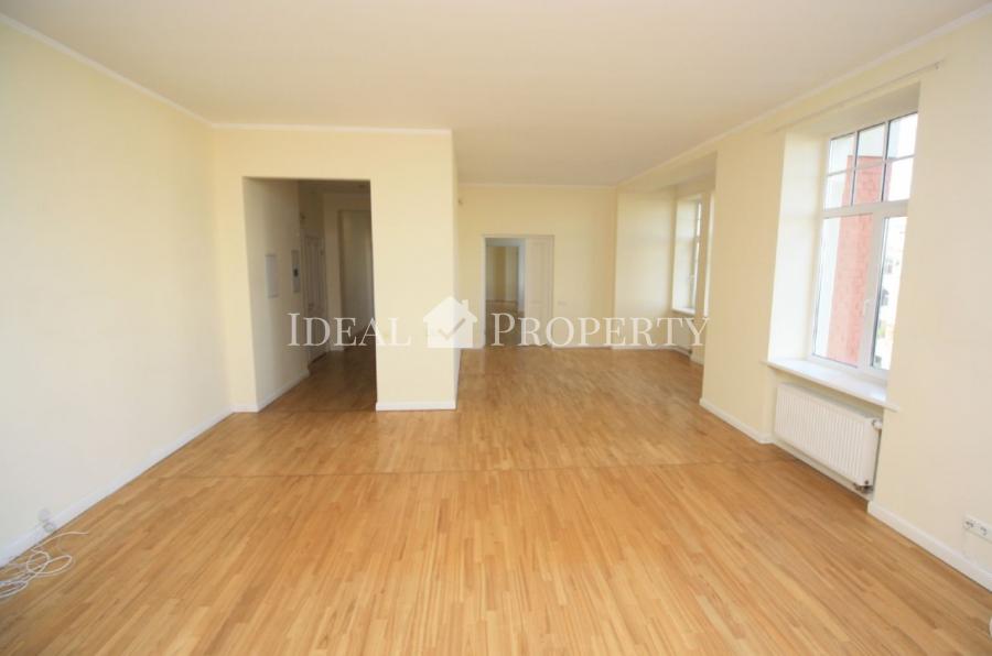 Spacious and bright six-room apartment overlooking the Embassy District's Art Nouveau buildings. 