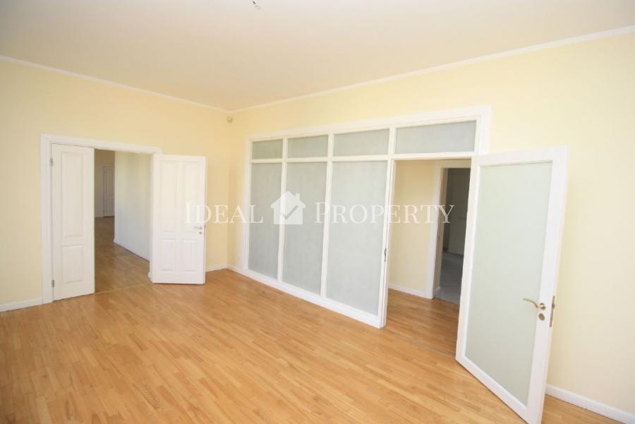 Spacious and bright six-room apartment overlooking the Embassy District's Art Nouveau buildings. 