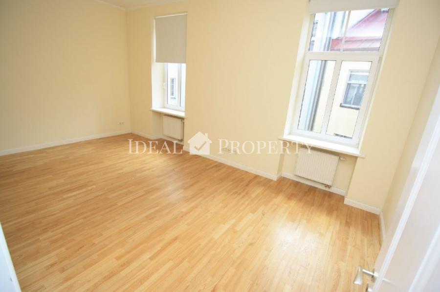 Spacious and bright six-room apartment overlooking the Embassy District's Art Nouveau buildings. 