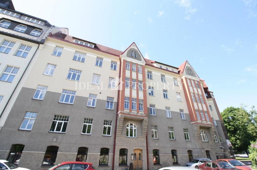 Spacious and bright six-room apartment overlooking the Embassy District's Art Nouveau buildings. 