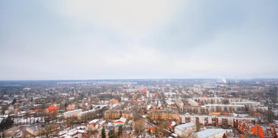 Ar burvīgu panorāmas skatu fantastisks trīs istabu dzīvoklis, tikko pēc kosmētiskā remonta daudzstāvu dzīvojamo namu un biznesa kompleksā 