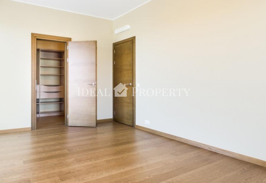 Трехкомнатная квартира с эксклюзивной террасой на крыше. С видом на гольф и парк.