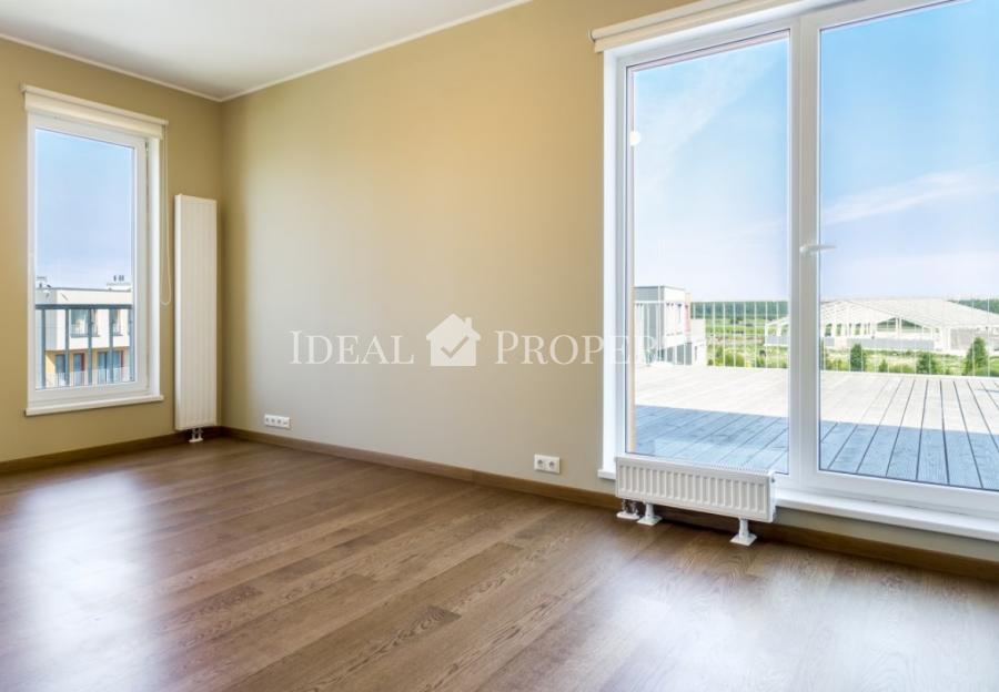 Трехкомнатная квартира с эксклюзивной террасой на крыше. С видом на гольф и парк.