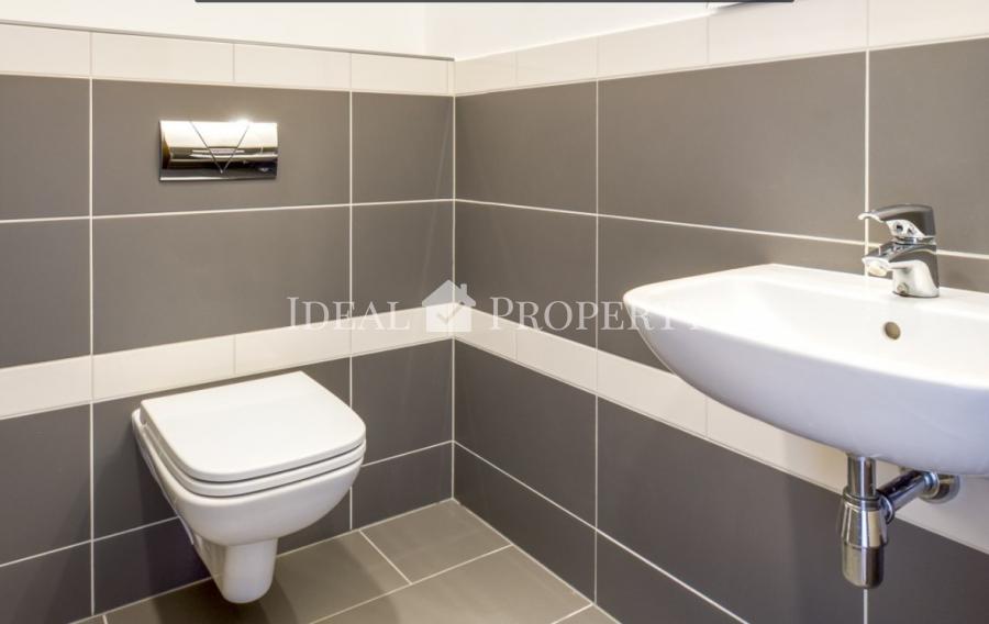 Трехкомнатная квартира с эксклюзивной террасой на крыше. С видом на гольф и парк.