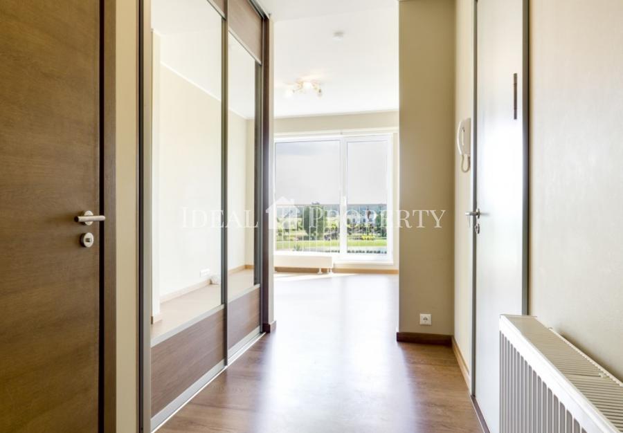 Трехкомнатная квартира с эксклюзивной террасой на крыше. С видом на гольф и парк.