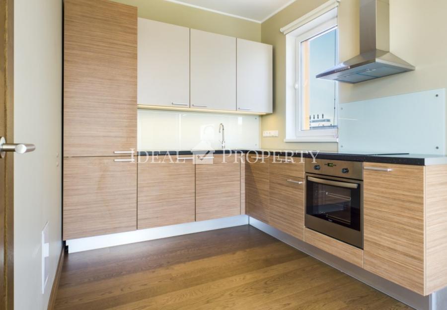 Трехкомнатная квартира с эксклюзивной террасой на крыше. С видом на гольф и парк.