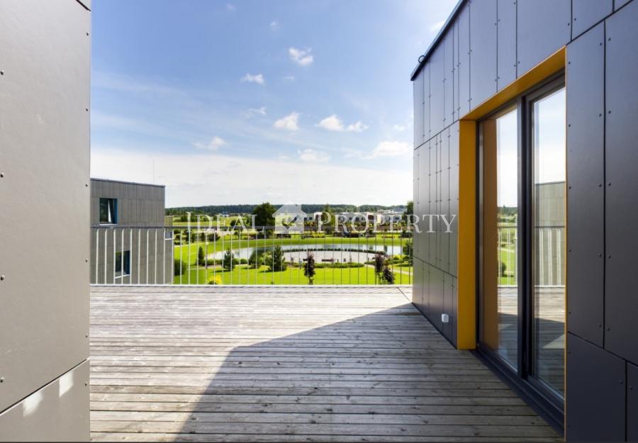 Трехкомнатная квартира с эксклюзивной террасой на крыше. С видом на гольф и парк.