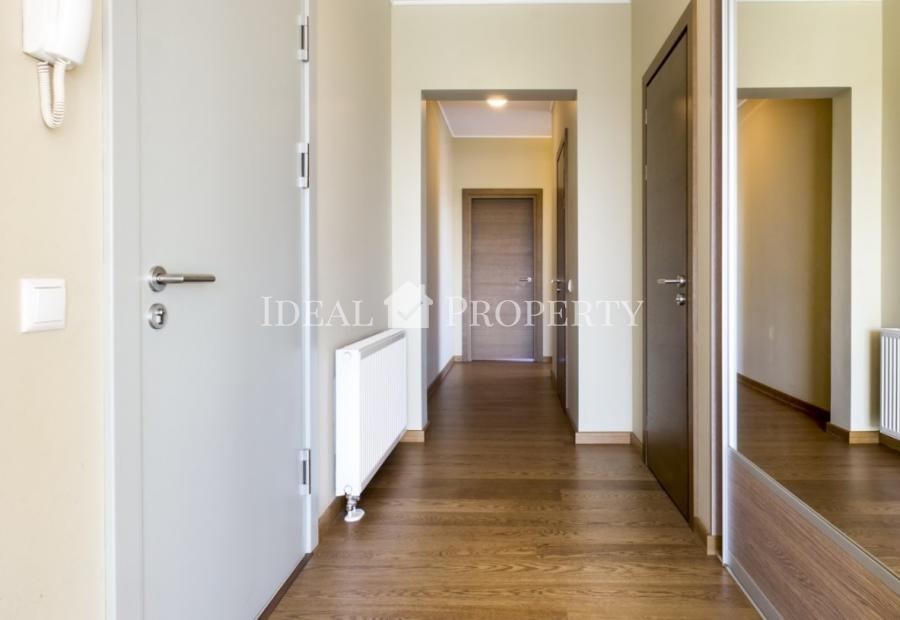 Трехкомнатная квартира с эксклюзивной террасой на крыше. С видом на гольф и парк.