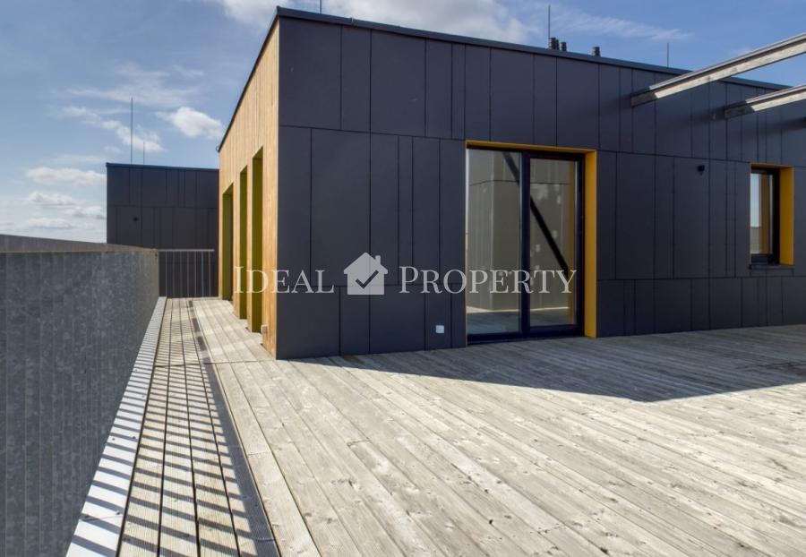 Трехкомнатная квартира с эксклюзивной террасой на крыше. С видом на гольф и парк.