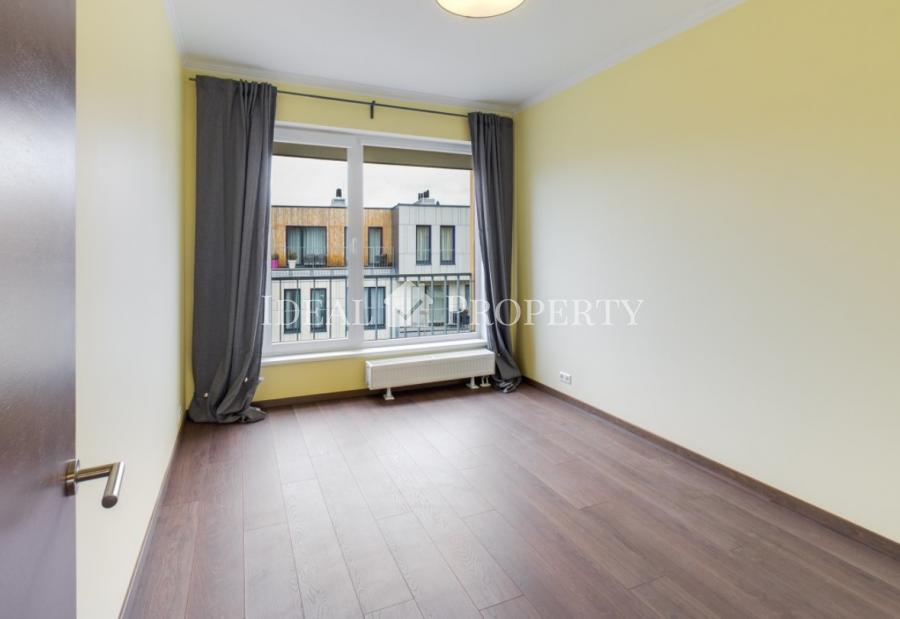 Сдается просторная трехкомнатная квартира, с функциональной планировкой.