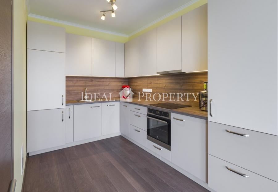 Сдается просторная трехкомнатная квартира, с функциональной планировкой.