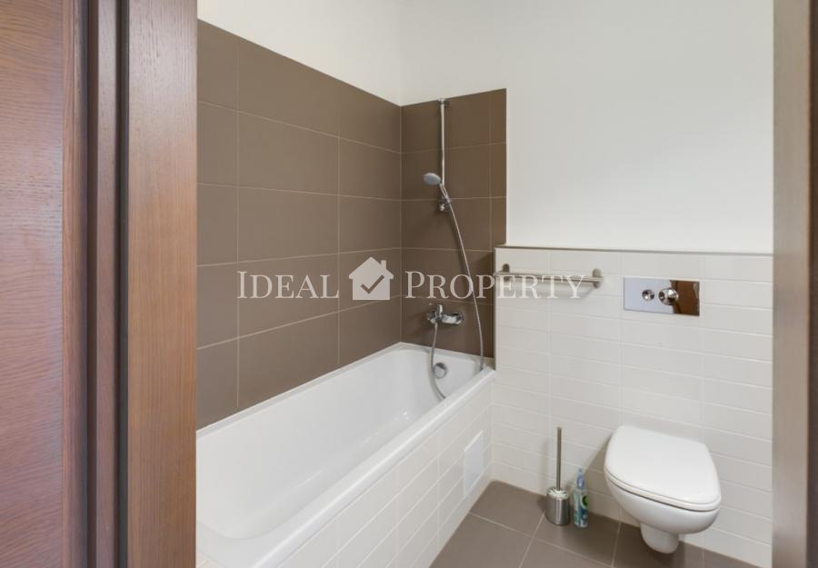 Сдается просторная трехкомнатная квартира, с функциональной планировкой.