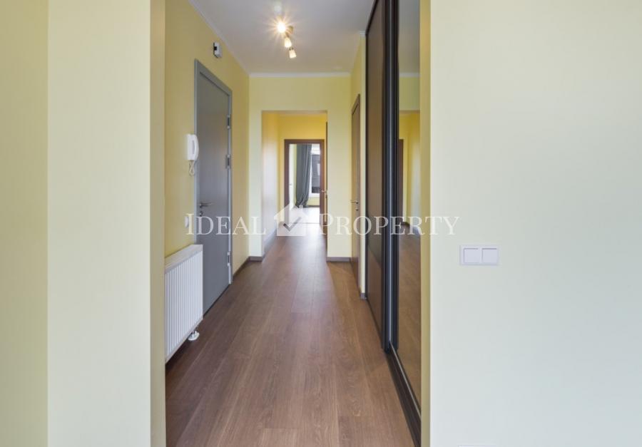 Сдается просторная трехкомнатная квартира, с функциональной планировкой.