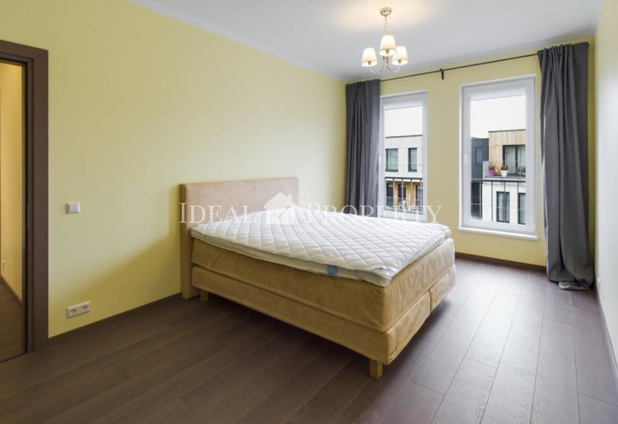 Сдается просторная трехкомнатная квартира, с функциональной планировкой.