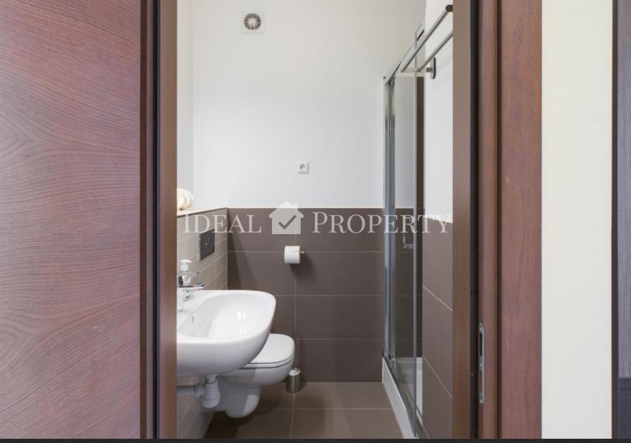 Сдается просторная трехкомнатная квартира, с функциональной планировкой.