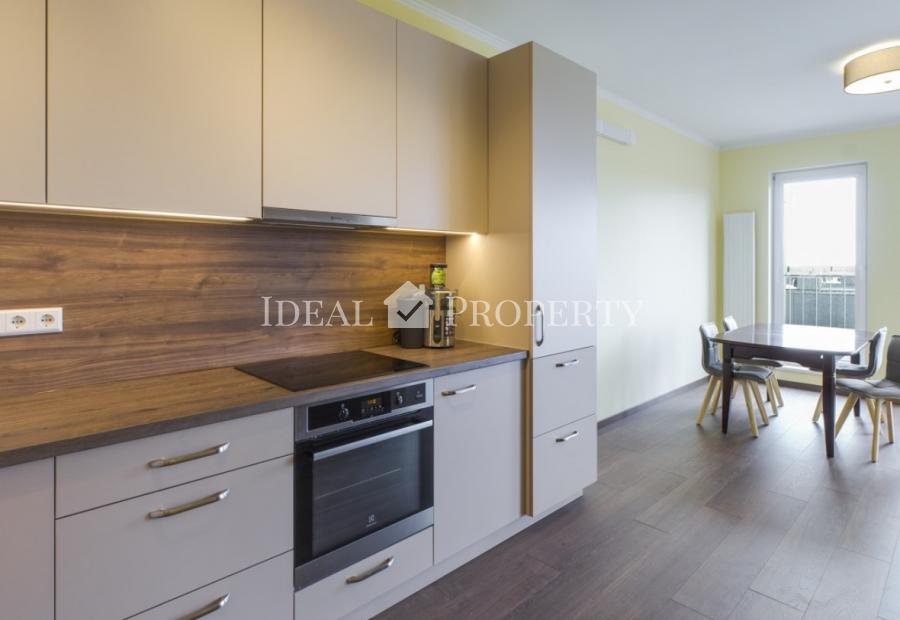 Сдается просторная трехкомнатная квартира, с функциональной планировкой.