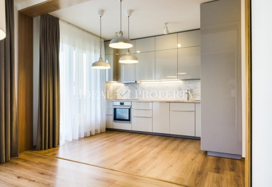 Сдается просторная трехкомнатная квартира, с функциональной планировкой.