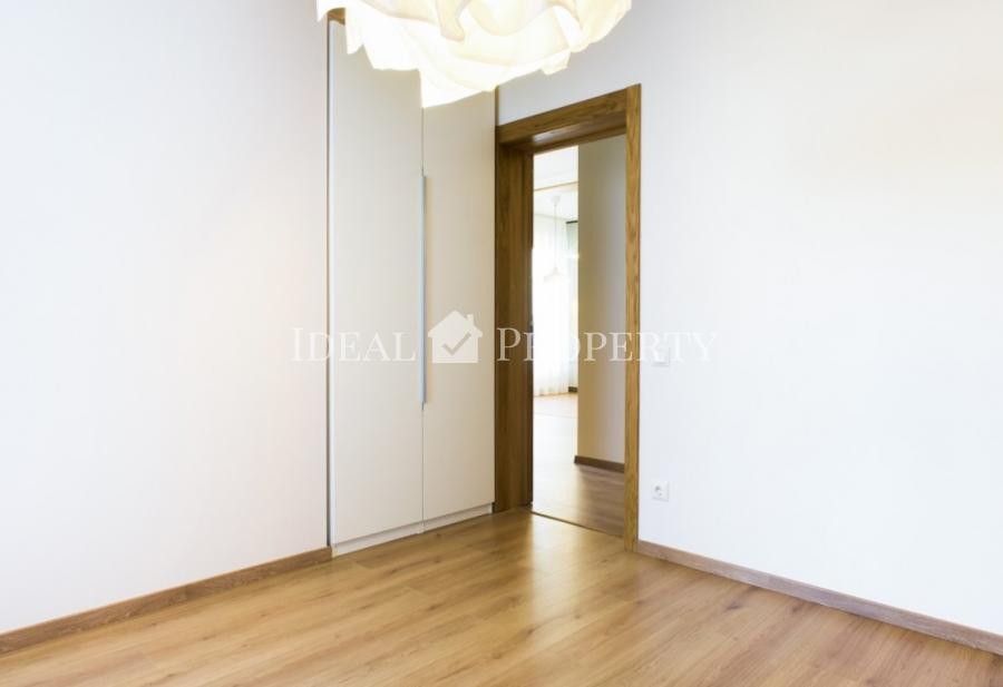 Сдается просторная трехкомнатная квартира, с функциональной планировкой.