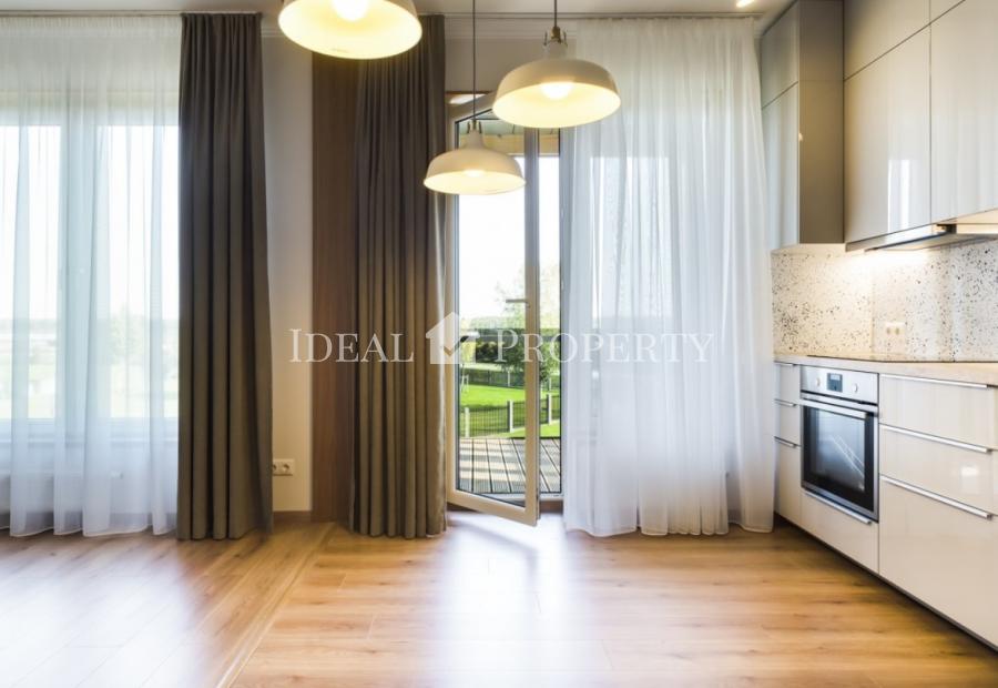 Сдается просторная трехкомнатная квартира, с функциональной планировкой.