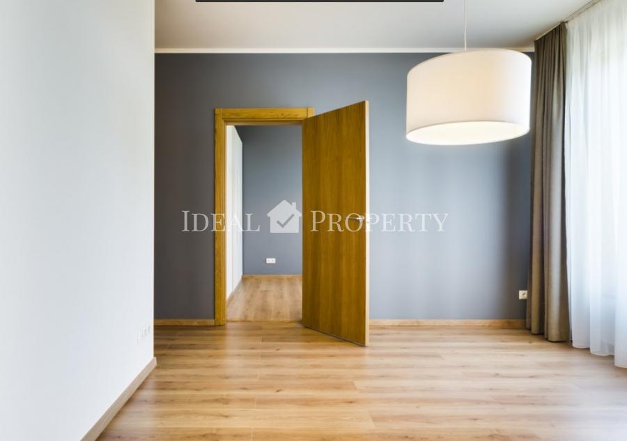 Сдается просторная трехкомнатная квартира, с функциональной планировкой.