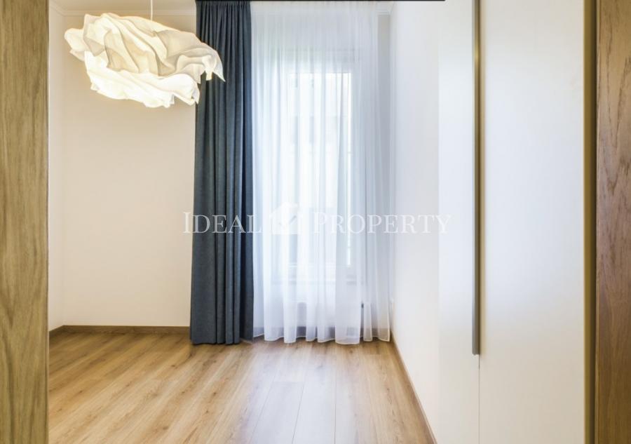 Сдается просторная трехкомнатная квартира, с функциональной планировкой.