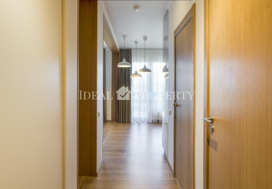 Сдается просторная трехкомнатная квартира, с функциональной планировкой.