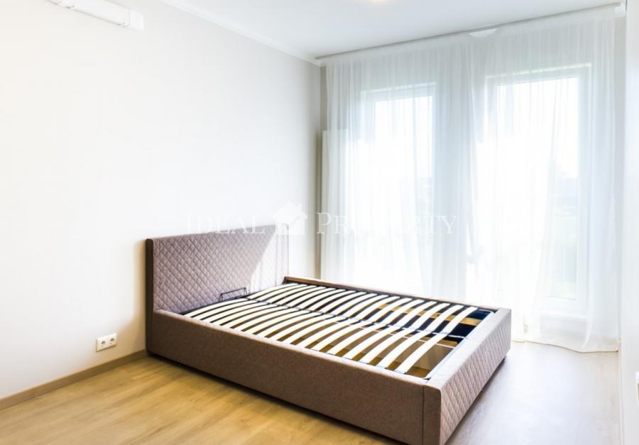 Уникальная возможность арендовать четырехкомнатная квартиру с видом на ландшафтный парк с фонтаном. 