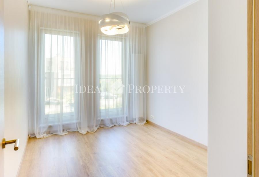 Уникальная возможность арендовать четырехкомнатная квартиру с видом на ландшафтный парк с фонтаном. 