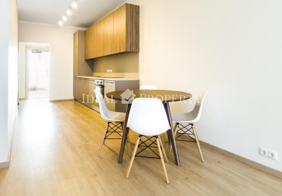 Уникальная возможность арендовать четырехкомнатная квартиру с видом на ландшафтный парк с фонтаном. 