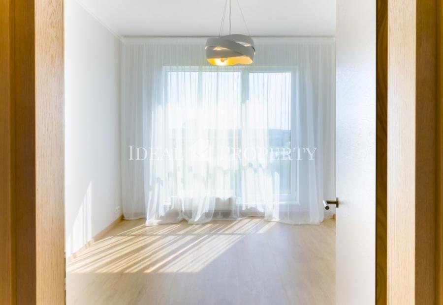 Уникальная возможность арендовать четырехкомнатная квартиру с видом на ландшафтный парк с фонтаном. 