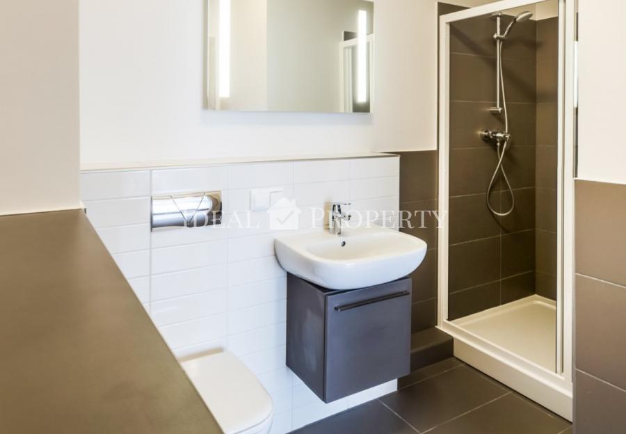 Уникальная возможность арендовать четырехкомнатная квартиру с видом на ландшафтный парк с фонтаном. 