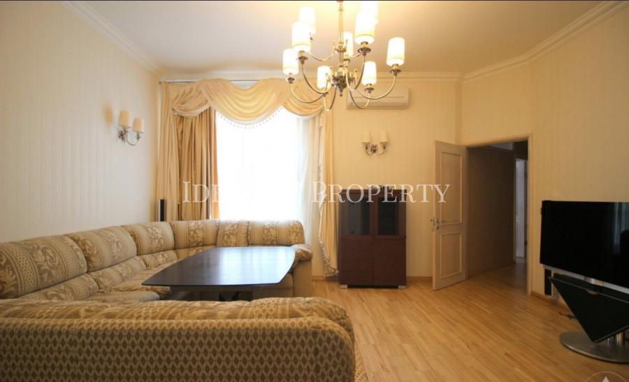 For rent is offered a spacious 6-room apartment in the center of Riga, at  Vilandes Street. 