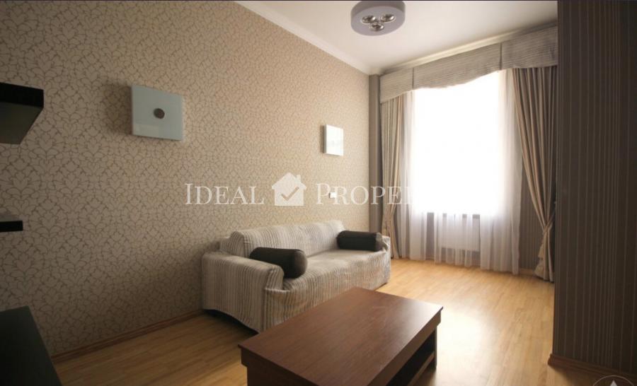 For rent is offered a spacious 6-room apartment in the center of Riga, at  Vilandes Street. 