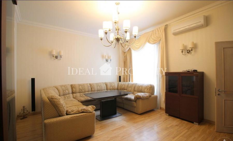 For rent is offered a spacious 6-room apartment in the center of Riga, at  Vilandes Street. 