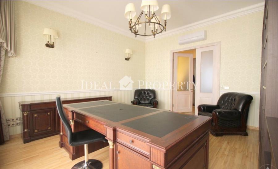 For rent is offered a spacious 6-room apartment in the center of Riga, at  Vilandes Street. 