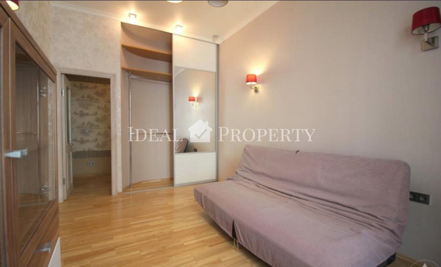 For rent is offered a spacious 6-room apartment in the center of Riga, at  Vilandes Street. 