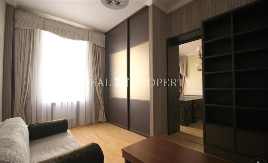 For rent is offered a spacious 6-room apartment in the center of Riga, at  Vilandes Street. 