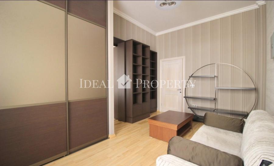 For rent is offered a spacious 6-room apartment in the center of Riga, at  Vilandes Street. 